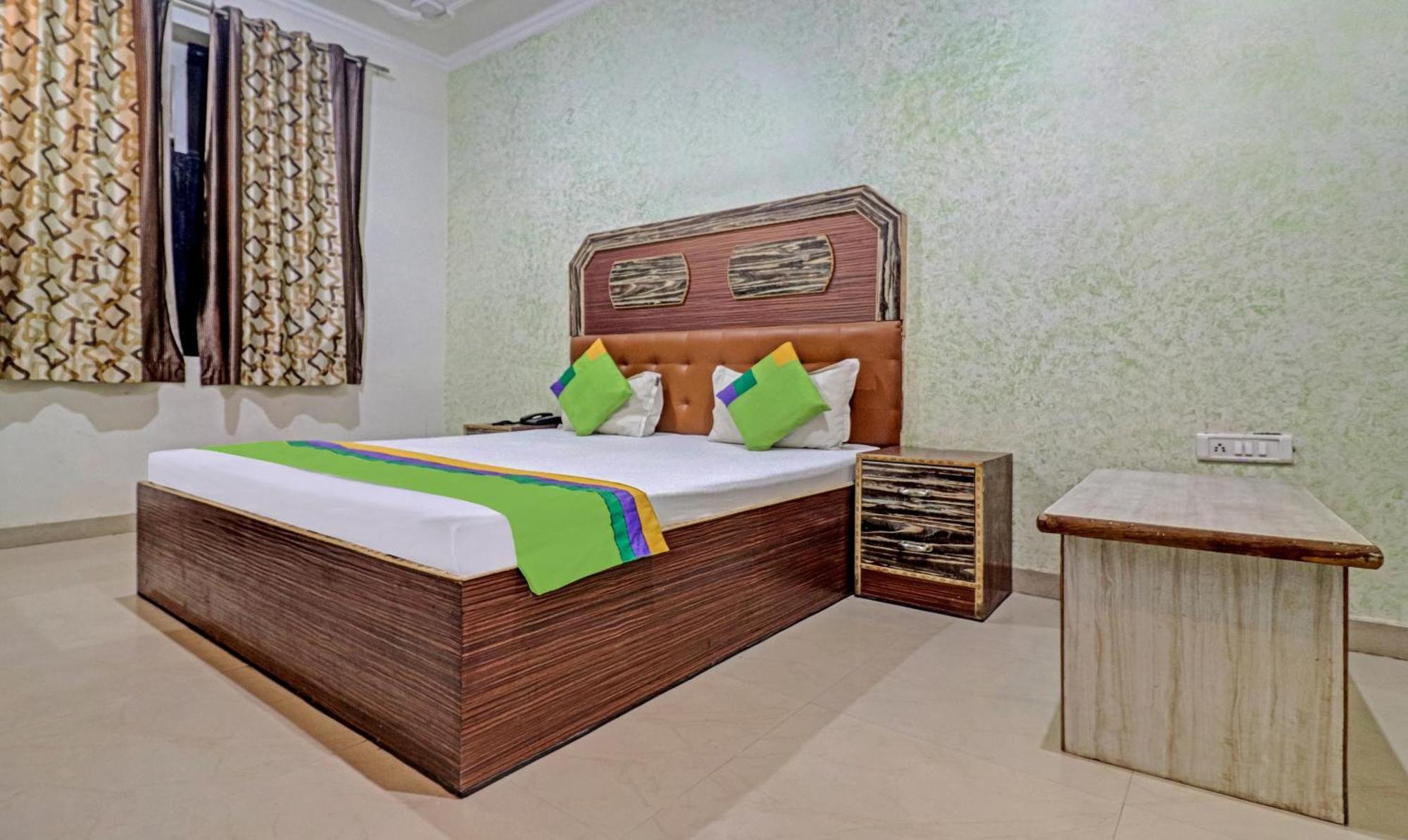 Treebo Trend Radha Palace Mathura Esterno foto